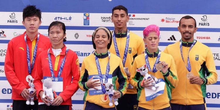 Jerusa Geber e o guia Gabriel Aparecido, Thalita Simplicio e o guia Felipe Veloso no Campeonato Mundial de Atletismo de Paris, no Estádio Sebastian Charlety. Foto: Alexandre SchneiderCPB.