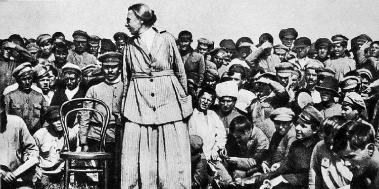 Foto: Reprodução/Nadezhda Krupskaya em atividade de construção da pedagogia socialista durante os primeiros anos da revolução russa.