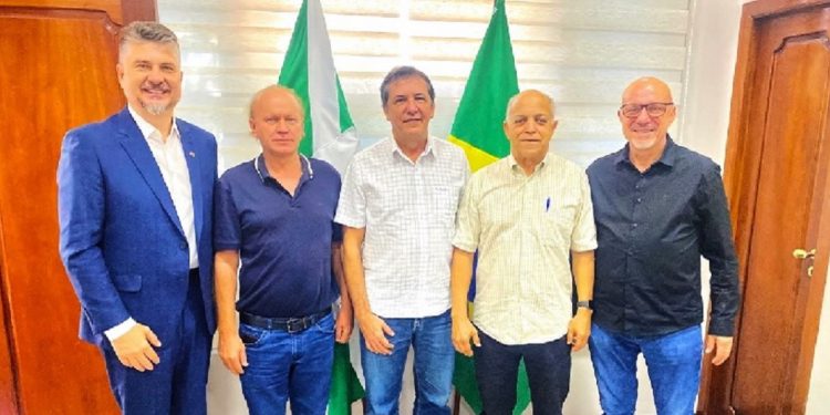 Representantes da sociedade civil levaram demandas sobre projetos prioritários ao prefeito Chico Brasileiro (ao centro) – foto: Divulgação