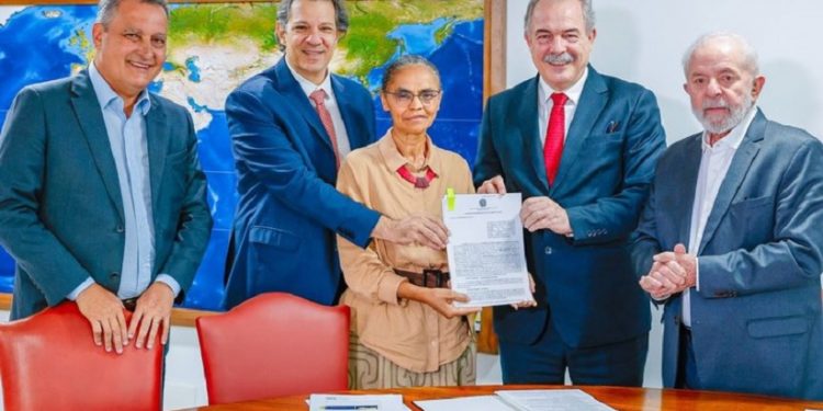 Na presença do presidente Lula e dos ministros Fernando Haddad (Fazenda) e Rui Costa (Casa Civil), o contrato foi firmado nesta segunda pela ministra Marina Silva (MMA) e pelo presidente do BNDES, Aloizio Mercadante - Foto: Ricardo Stuckert/PR