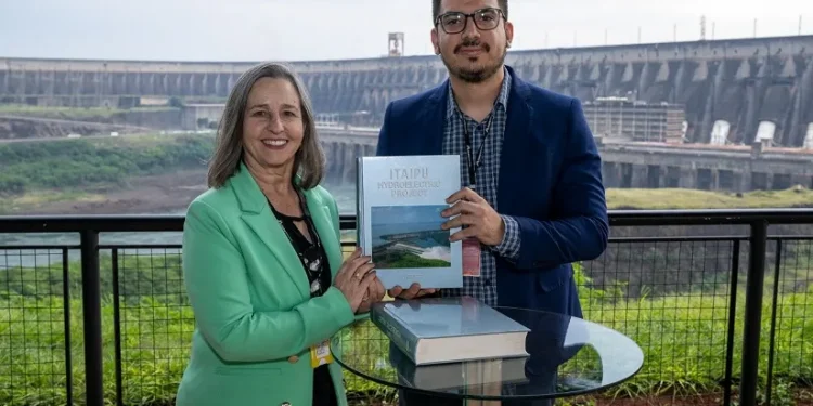 Vice-presidente do CREA-PR, Margolaine Giacchini e diretor administrativo da Itaipu,  Iggor Gomes Rocha