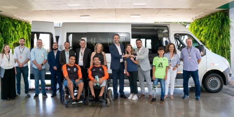 Itaipu repassou uma van ao projeto Maestro da Bola em dezembro de 2023. Foto: Sara Cheida/Itaipu Binacional