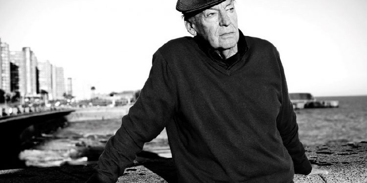 Eduardo Galeano no malecon de Cuba / Wikimedia