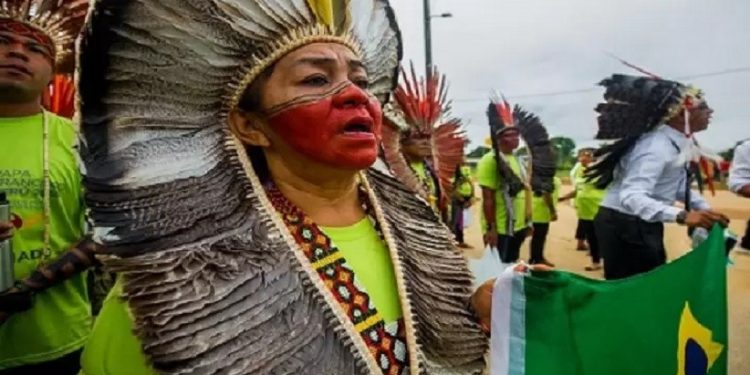 Povos indígenas do Brasil a caminho do Coliseu Madre de Dios, onde participaram de encontro com Papa. Na foto, Letícia Yawanawa, do Acre, segura bandeira do Brasil. Foto: Tiago Miotto/Cimi