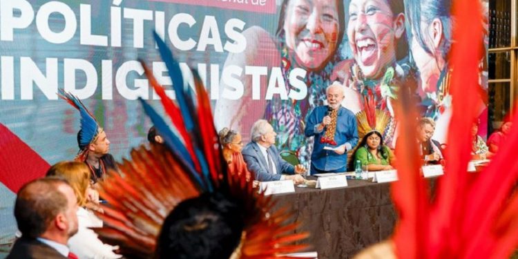 Presidente Luiz Inácio Lula da Silva durante reunião do Conselho Nacional de Política Indigenista (CNPI), no Palácio da Justiça - Foto: Ricardo Stuckert / PR