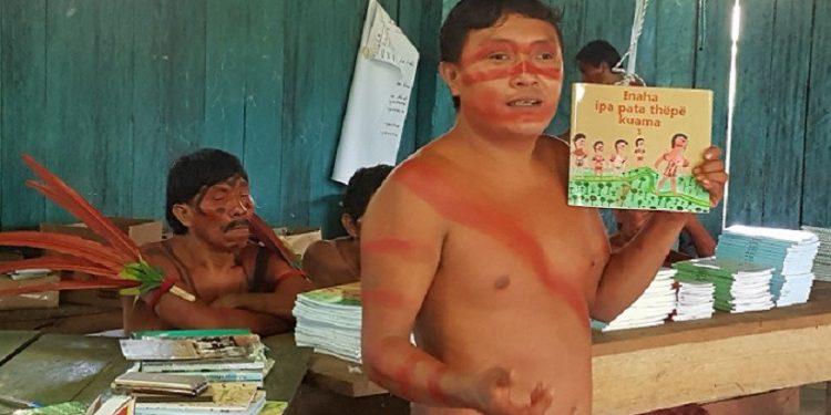 O professor e pesquisador Alfredo Hinoma Yanomami apresenta o livro de sua autoria Ɨnaha ipa pata thëpë kuama 1