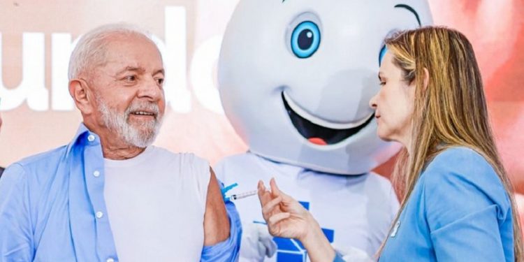 O presidente Lula recebeu o imunizante contra a gripe, na manhã desta segunda-feira, 8 de abril, no Palácio do Planalto - Foto: Ricardo Stuckert/PR