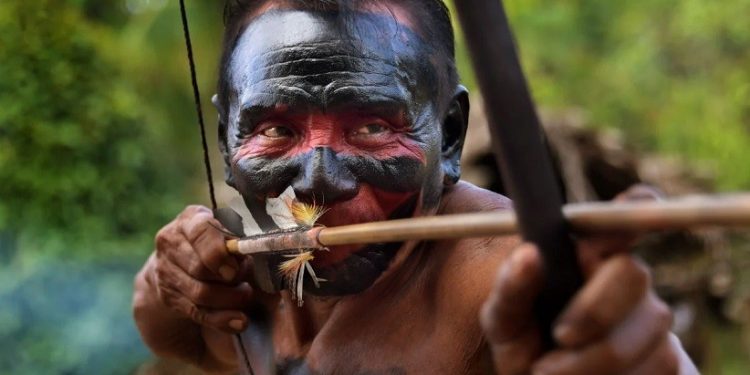 Homem waiãpi exibe arco e flecha na aldeia Manilha - Foto: Reprodução