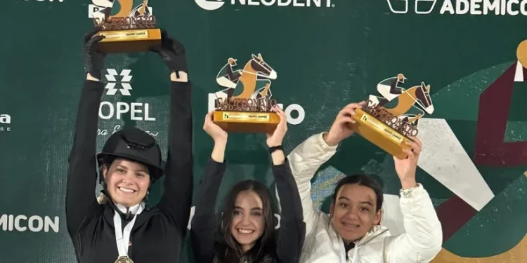 Trio de amazonas conquistou o primeiro lugar por equipe nos obstáculos de até 90 centímetros. (Foto Divulgação)