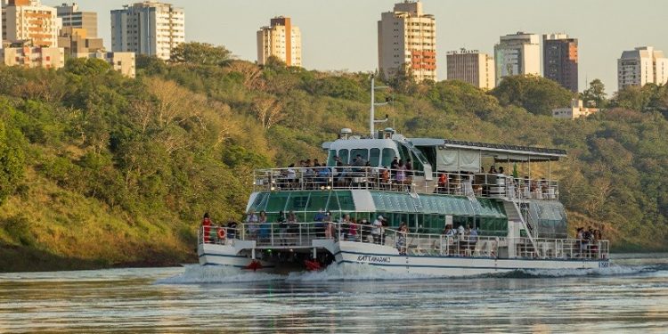 O Kattamaram II navega pelos rios Iguaçu e Paraná oferecendo um cenário gigante da geografia e dos atrativos turísticos