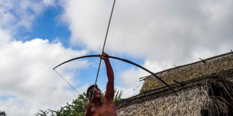 Homem waiãpi exibe arco e flecha - Foto: Divulgação