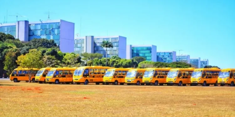 Ao longo do dia,`ônibus estão em apresentação a população na Esplanada dos Monistérios em frente ao MEC - Foto: Estevam Rafael/Secom PR