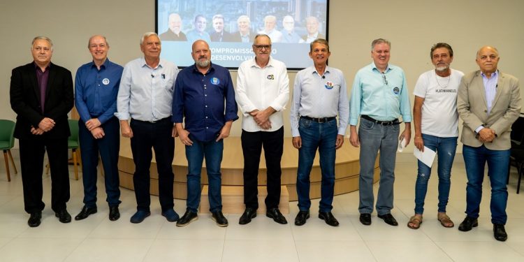 Os sete candidatos a prefeito de Foz do Iguaçu, ladeados por Carlos Silva e Fernando Castro Alves, do Codefoz – foto: Marcos Labanca