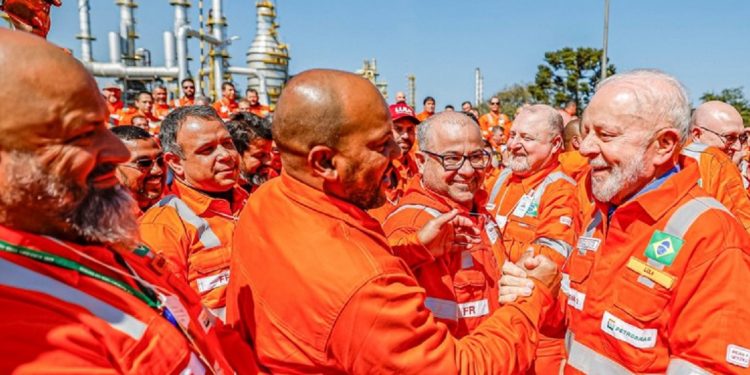 O presidente Lula ao lado de trabalhadores que foram recontratados com a decisão de retomar atividades na fábrica de fertilizantes. Foto: Ricardo Stuckert / PR