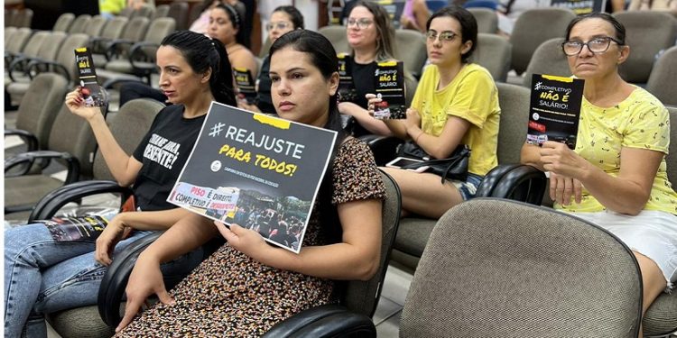 Professores da rede pública municipal de ensino de Foz manifestam posicionamento contrário ao pagamento do Completivo Salarial. - Foto: Assessoria