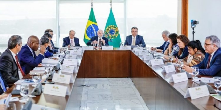 Presidente Lula durante reunião com ministros e outros integrantes do governo: novas políticas públicas de assistência aos indígenas - Foto: Ricardo Stuckert / PR