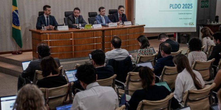 Representantes do Orçamento Federal do Ministério do Planejamento e Orçamento (MPO), Tesouro Nacional e Receita Federal (Ministério da Fazenda) durante entrevista coletiva para apresentar o Projeto de Lei de Diretrizes Orçamentárias (LDO), nesta segunda-f