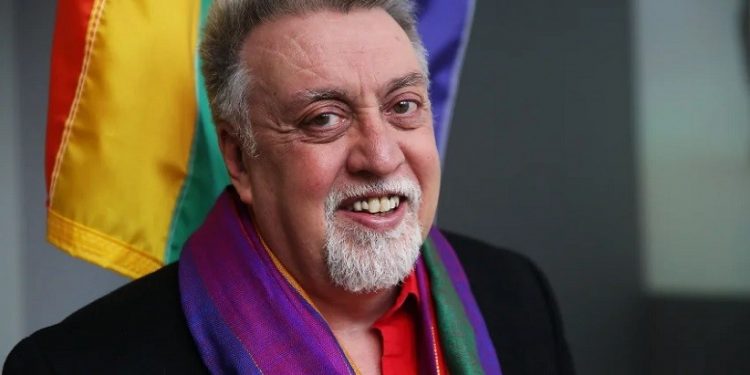 Gilbert Baker em janeiro de 2016, quando o Museu de Arte Moderna de Nova York, o MoMA, incluiu em sua coleção de design a icônica bandeira do arco-íris, criada por ele em 1978 Spencer Platt/Getty Images