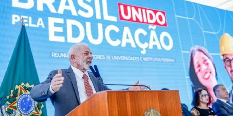 O presidente Lula se reuniu com reitores de universidades e institutos federais no Palácio do Planalto, nesta segunda-feira (10) - Foto: Ricardo Stuckert / PR