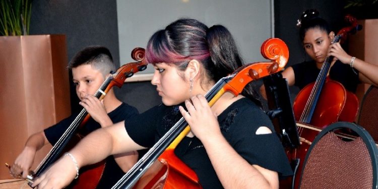 Orquestra de Cordas do Projeto Reciclando Sonhos, da AFA - Associação Fraternidade Aliança, que ajuda crianças e jovens em estado de vulnerabilidade, emocionou os hóspedes do DoubleTree by Hilton Foz