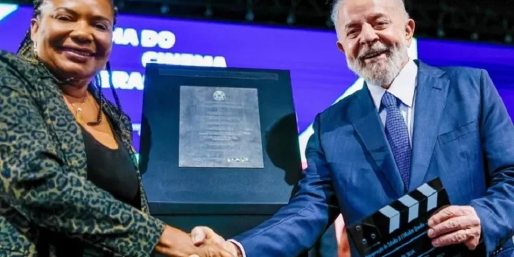 Presidente Lula e ministra da Cultura, Margareth Menezes, durante cerimônia em comemoração ao Dia Nacional do Cinema Brasileiro, nesta quarta-feira (19), no Rio de Janeiro - Foto: Ricardo Stuckert/PR