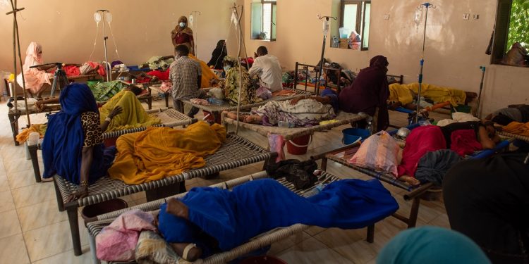 MSF’s cholera treatment centre, located in Kassala, was flooded after heavy rains the previous night. The centre, based in tents, provides urgent care to cholera patients. Available space within the hospital was quickly reorganized to welcome patients coming from the flooded tents. Despite the challenging conditions MSF teams continue their efforts to treat those affected by the outbreak, working to maintain operations and ensure that patients receive life-saving care.