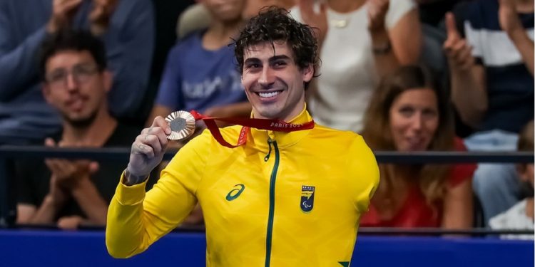 Talisson Glock celebra o bronze nos 200m medley da classe S6. Foto: Marcelo Zambrana/CPB