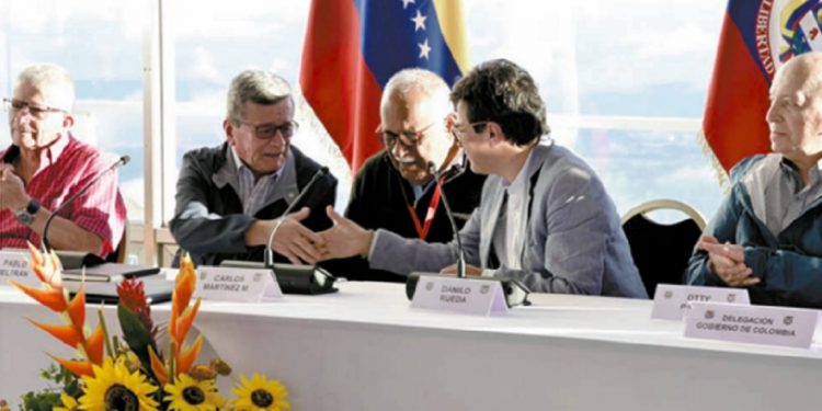 O chefe da delegação do ELN, Pablo Beltrán, cumprimenta o Alto Comissário para a Paz, Danilo Rueda. Foto Alto Comissário para a Paz